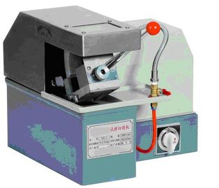 Il micro tester metallurgico di durezza Vickers, su gira la tagliatrice della velocità