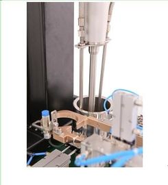 Sistema di prova robot di industria 4,0 con il miscelatore per raggiungere monitor la dispersione