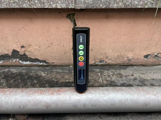 Un misuratore di spessore ad ultrasuoni EMAT con superficie ad alta temperatura