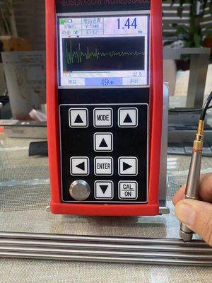 Un misuratore di spessore a ultrasuoni con rivestimento penetrante ad alta risoluzione, scansione A, scansione B, 0,001 mm